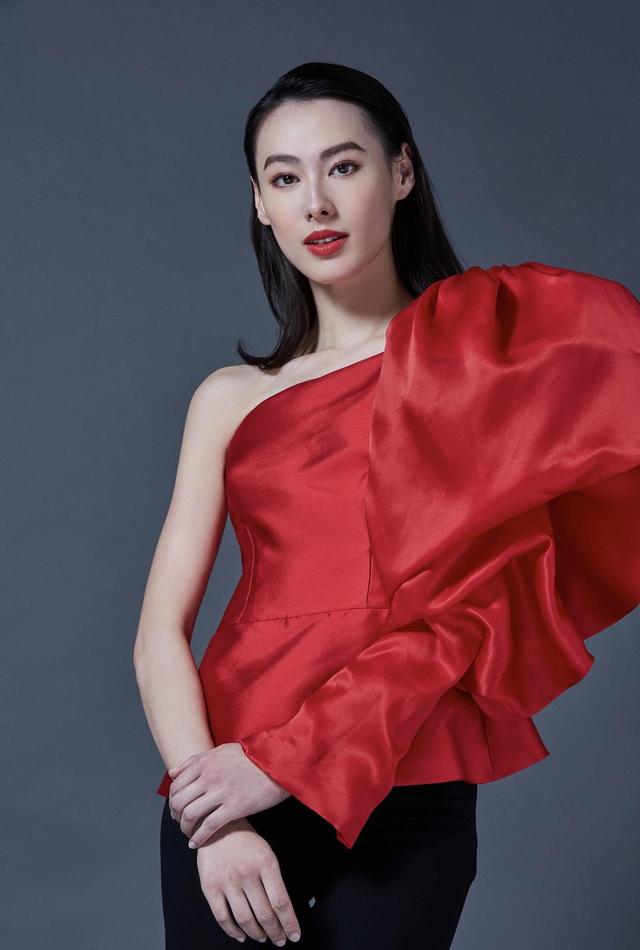 "阔太"梁洛施气质全开,卷发搭配黑色连衣裙现身活动,高贵大气