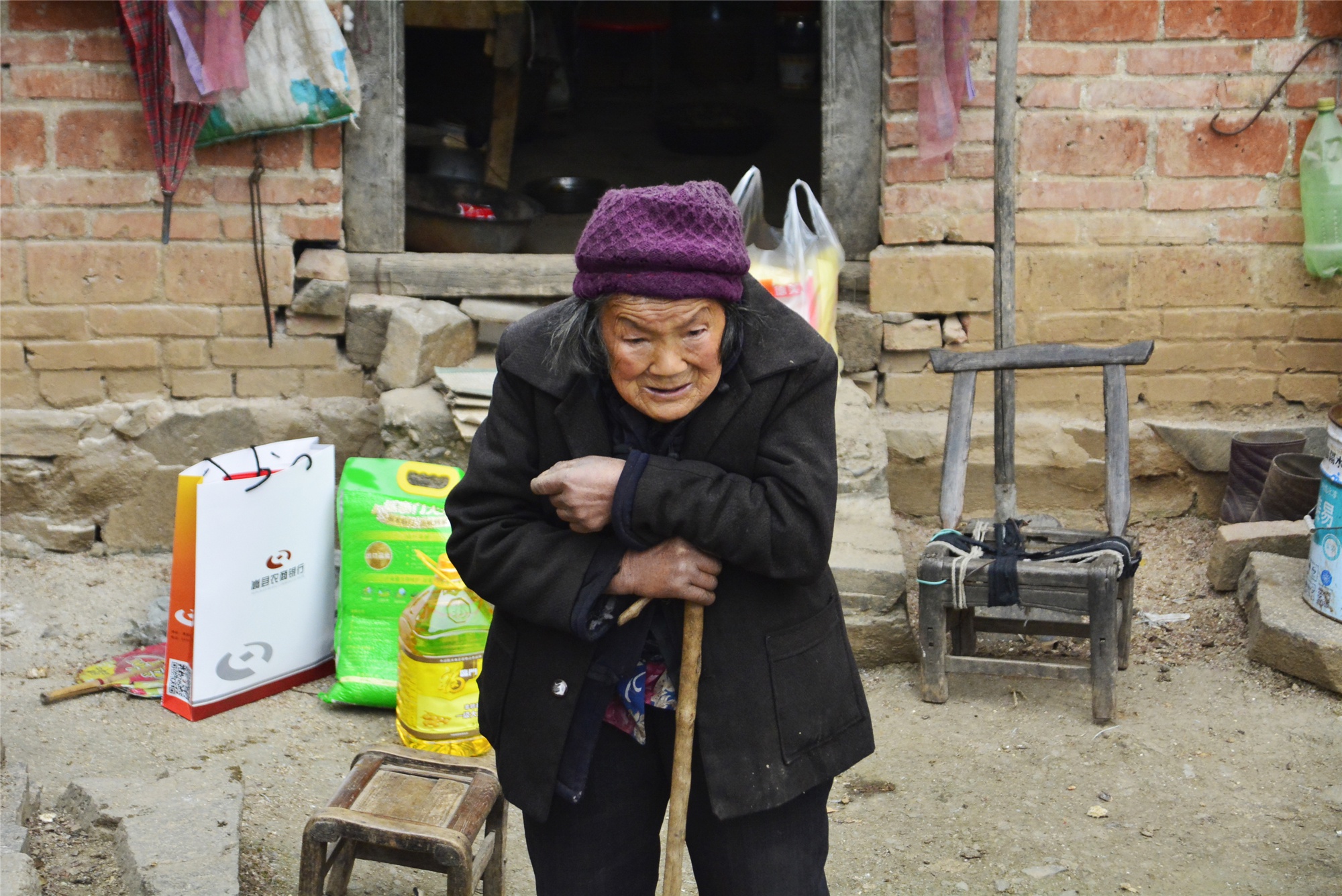 7旬老人半年内连失两亲,帮34岁儿媳带仨娃,见人就哭嫌命苦