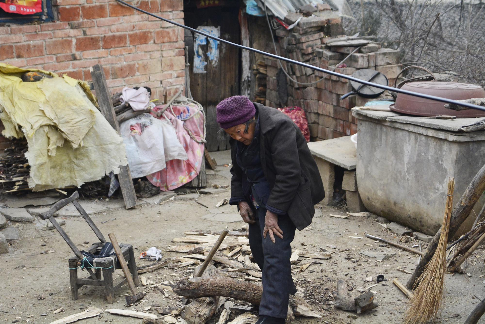 7旬老人半年内连失两亲,帮34岁儿媳带仨娃,见人就哭嫌命苦