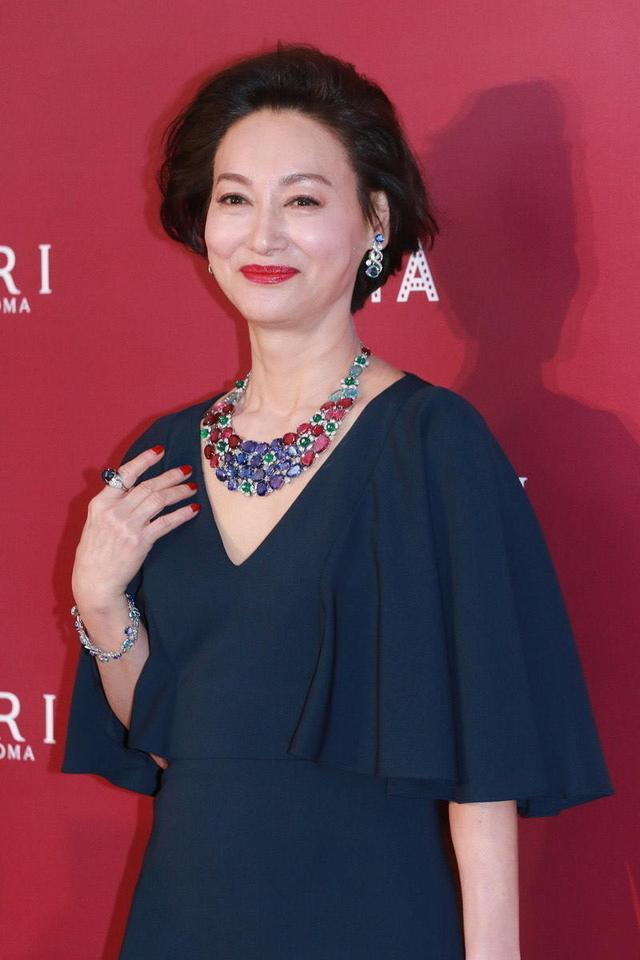 深蓝色v领连衣裙端庄大气,高贵典雅又性感