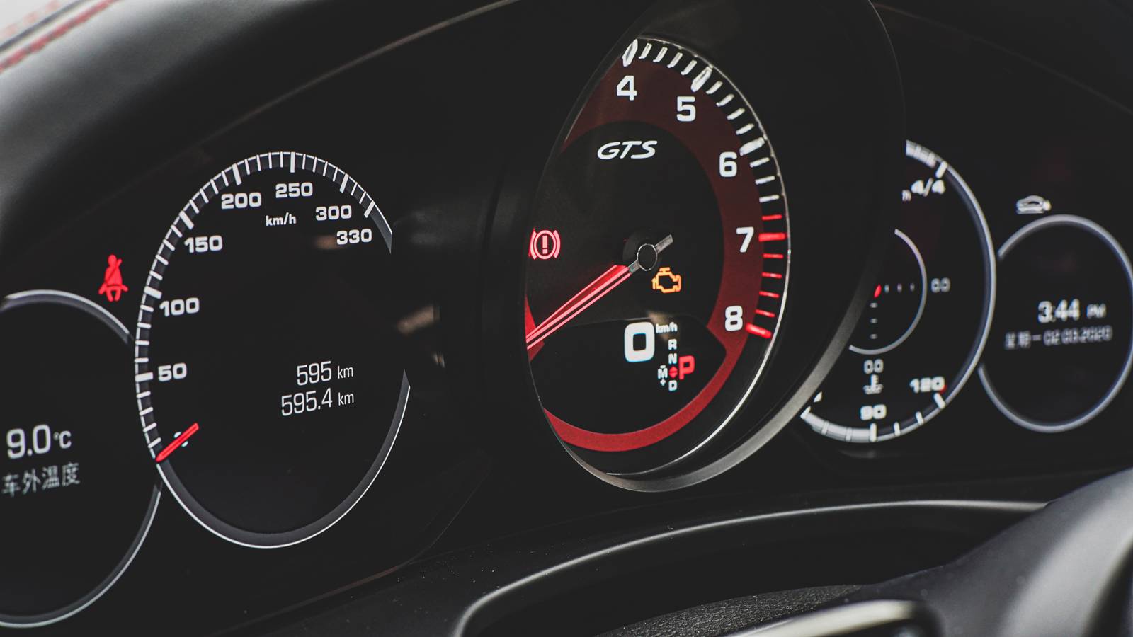 转速表仪表盘不再是传统的保时捷5盘面车里一定要常备一块布用来擦