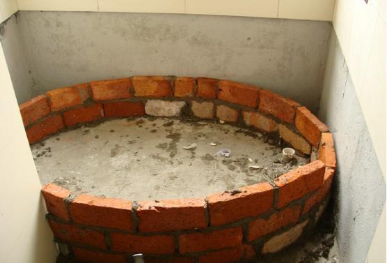 灵机一动在卫生间里砖砌了个浴缸,做好邻居们都夸我太有才!