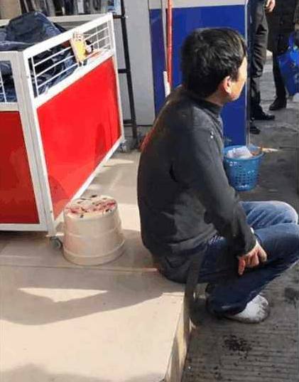 小情侣之间闹矛盾,女友向男子身上泼开水,网友:最毒妇人心!