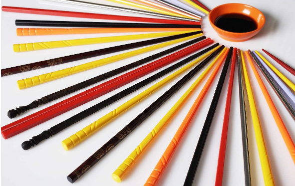 的,没有什么添加的,这样的筷子使用起来更加放心,颜色亮丽的彩漆筷子