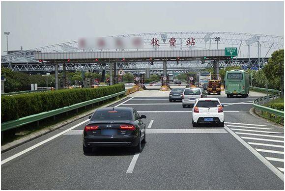 收费广场减速标线01我们再一起来看看其他减速标线下面,比如在高速