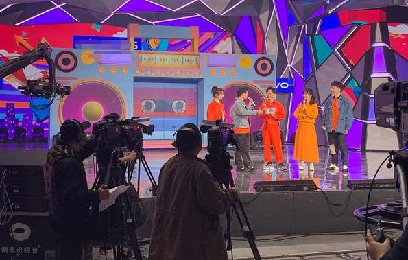 芒果台录快本领导戴口罩充人数蓝台让嘉宾戴透明口罩,谁更安全?