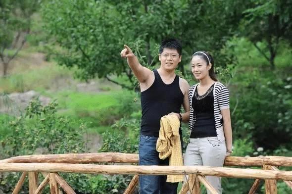 乡村爱情谢永强的扮演者贺树峰,近日在社交平台上晒出了爱妻照片