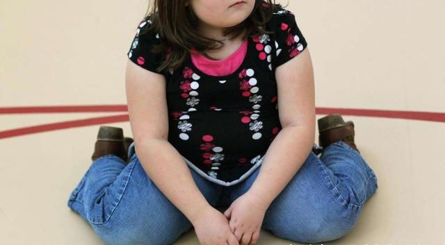 53万青少年正在经历性早熟,7种举动,正在"催熟"你的孩子