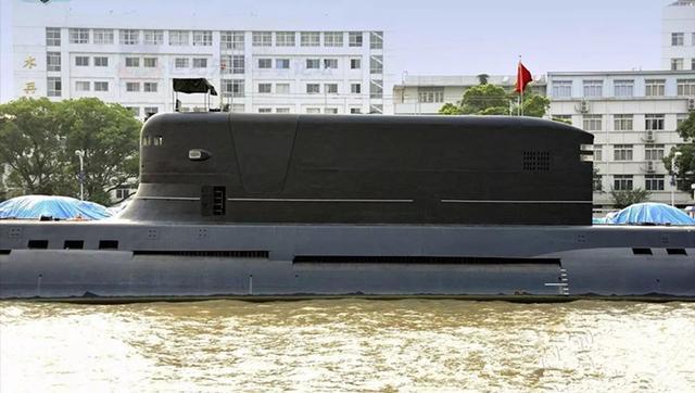 鉴于031型综合实验潜艇在测试中遇到的经验教训,在指挥塔围壳中加入