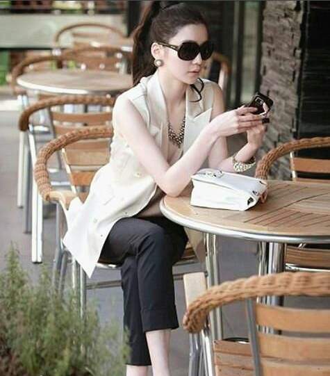 家人接二连三的离开,使得林晓芸不得不被迫成长,她先是参加06年ceo