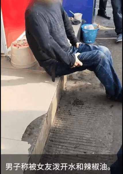 小情侣之间闹矛盾,女友向男子身上泼开水,网友:最毒妇人心!