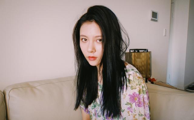 宋妍霏穿奶奶衣服一身粉色雪纺上衣搭印花裙网友莫名的好看