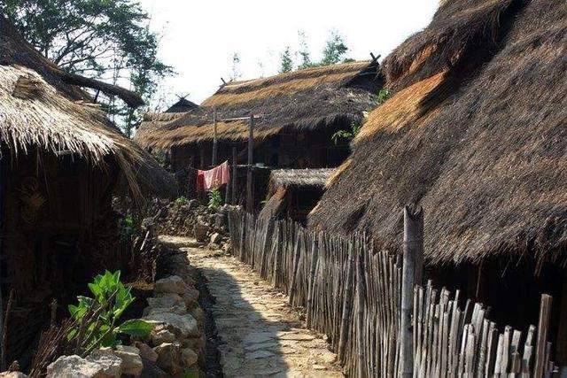 中国有个原始部落村民烟酒不离身虫子是小孩的零食