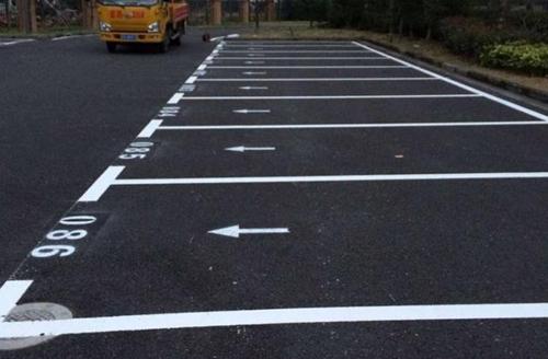 车停在停车线被贴罚单,为什么?交警:不罚你罚谁