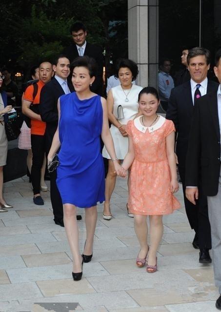 51岁杨澜近照曝光,携女儿出街气质超群,女儿细腰长腿长相太像爸