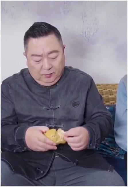 孩子王董浩叔叔又胖啦盘扣牛仔衣搭大背头肥腻身型太担忧