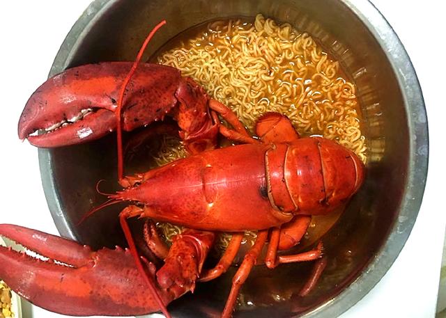泡面"炫富"大赛,鲍鱼都不算什么,看到最后一个,网友:太土豪