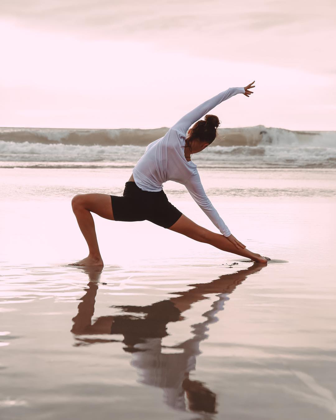 克拉拉海边练瑜伽,尽情展示完美曼妙身材,优美曲线让人羡慕