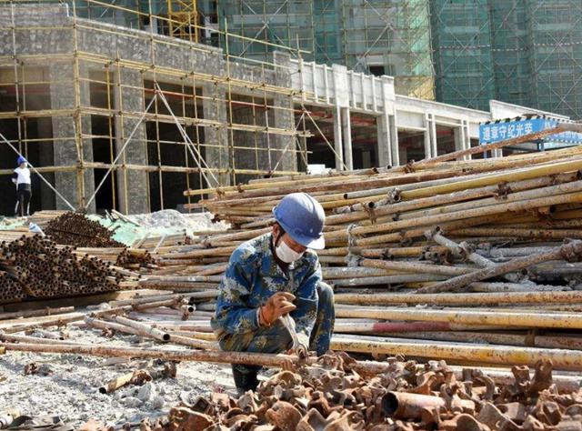 工地出现"用工荒",300一天还留不住人?包工头:这咋回事?