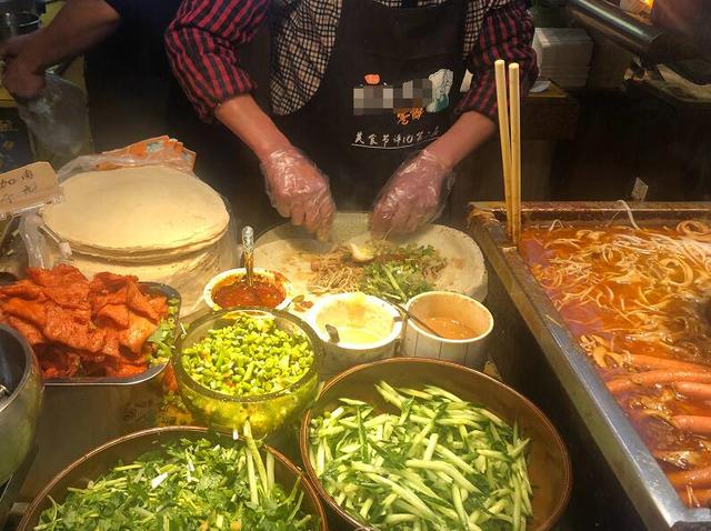 中年大叔摆摊做卷饼一张饼卷满菜只要7元一出摊就有人来排队