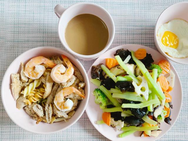 晚餐吃了一根香蕉 抹茶玄米味代餐奶昔.