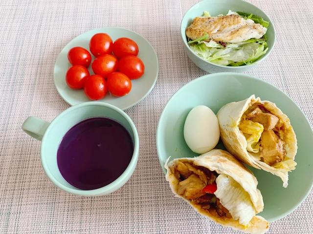 晚餐吃的是一个苹果 奶茶味代餐奶昔,对,是奶茶味的!