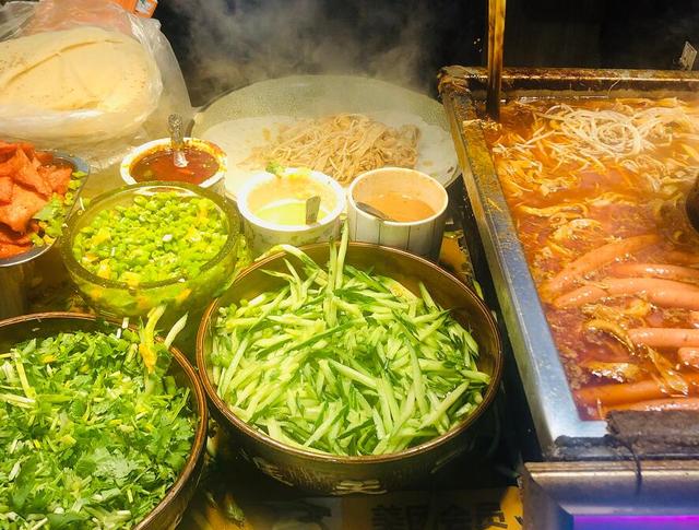 中年大叔摆摊做卷饼一张饼卷满菜只要7元一出摊就有人来排队