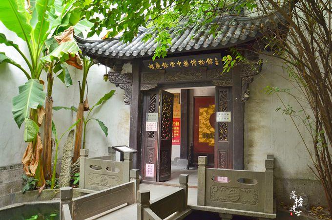 外面是清河坊喧嚣的大街,这里安静清幽,空气中似乎弥漫着药材特有的