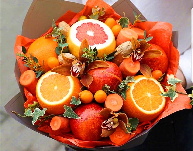 这个是用红提,橘子,苹果,无花果,石榴和酸葡萄,在搭配几朵黄玫瑰而成