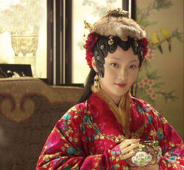 是在《红楼梦》,她饰演的王熙凤给人留下了深刻的印象,穿古装扮铜钱头