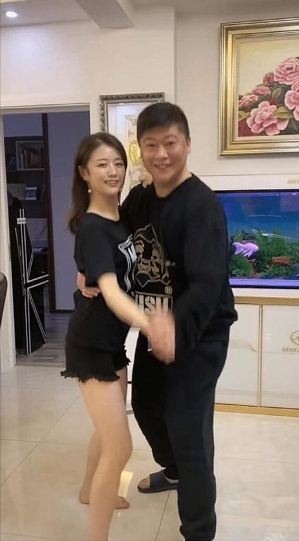 乡村爱情谢永强的扮演者贺树峰近日在社交平台上晒出了爱妻照片