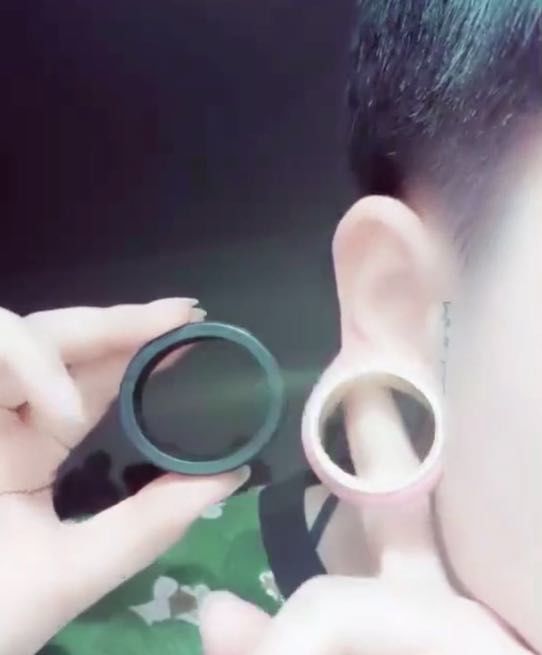 这天他竟然突发奇想,想要去打个耳洞,他认为普通的耳洞太庸俗了,一点