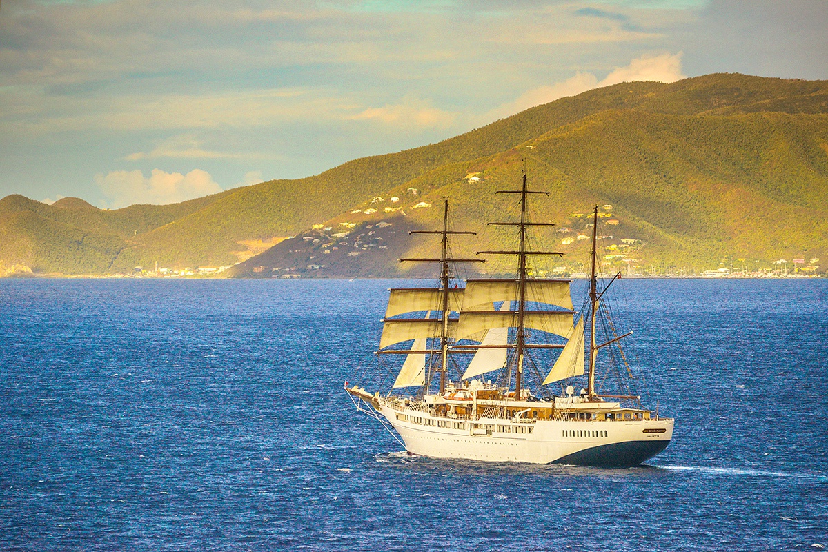 今日的加勒比海,依然航行出没着,大航海时代的风帆舰船