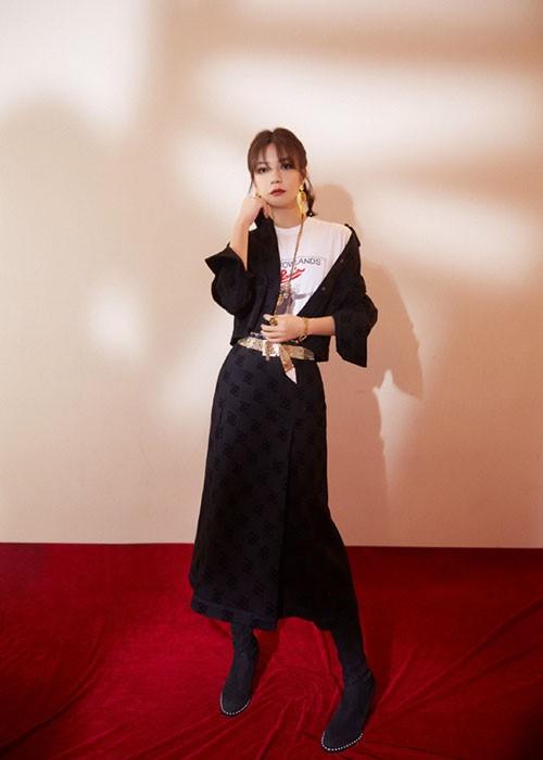 44岁赵薇少女感十足,双马尾装扮个性又时髦,纤瘦身材很迷人