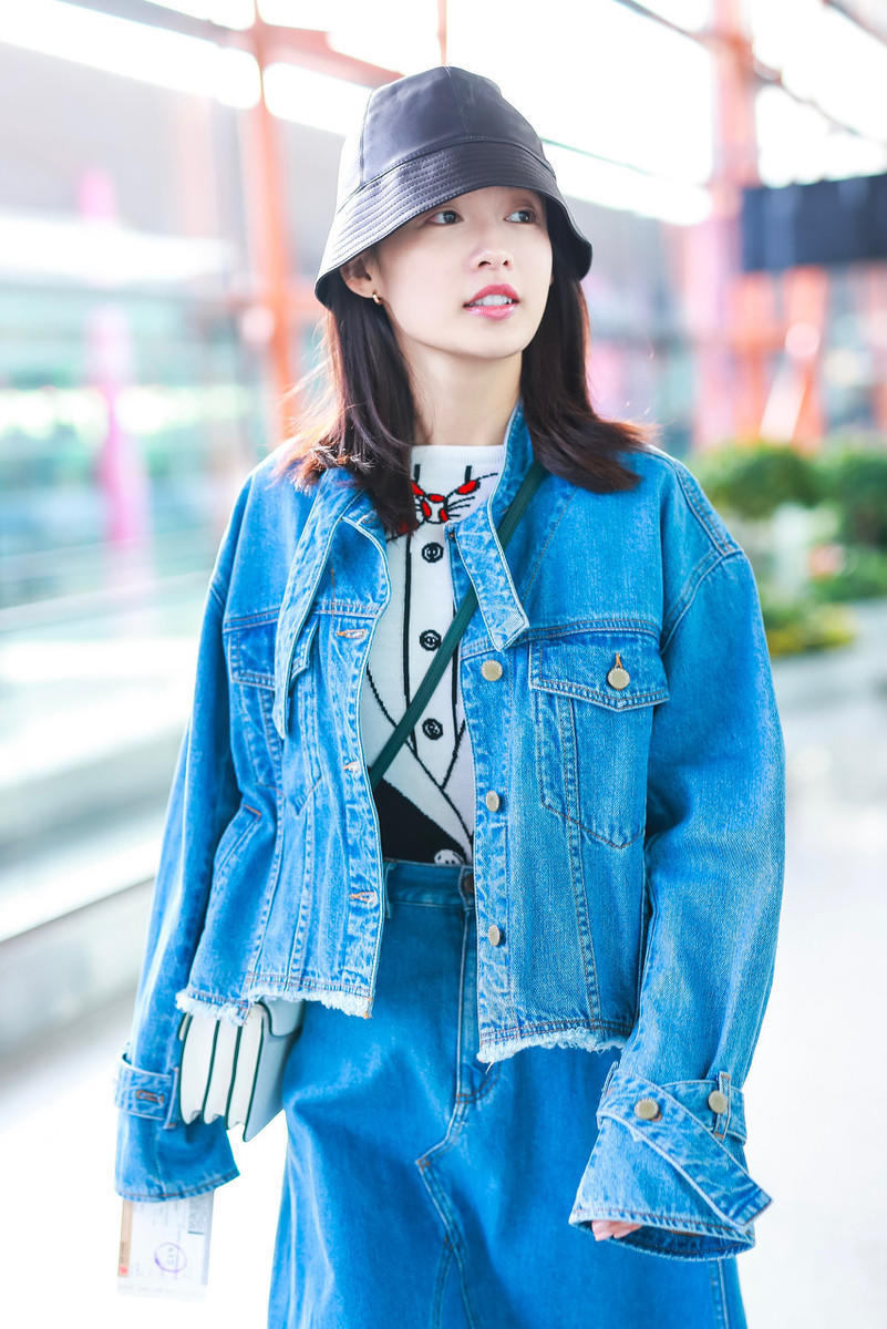 李沁私服穿搭好清新!牛仔外套配半身裙休闲简约,戴渔夫帽更俏皮