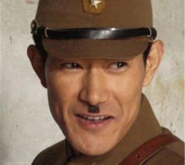 在电影镜头前,一位上嘴唇处仅留一个方块的小胡子的日本军官挥舞着