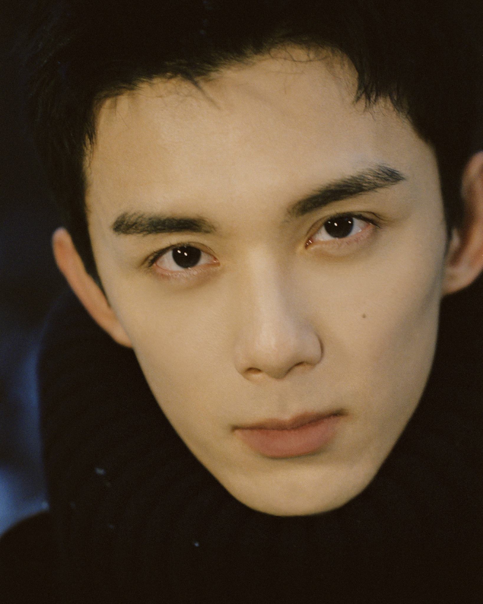 吴磊站在阳光下自拍,借用影子在脸上画表情包,表情十分搞怪