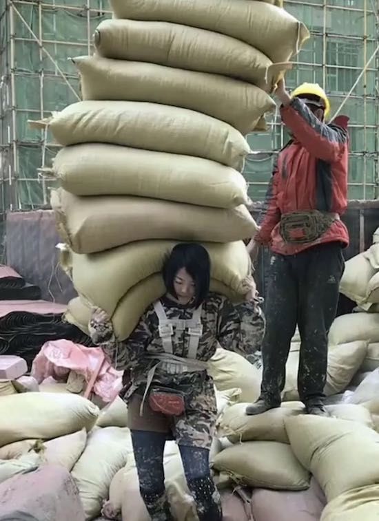 女子工地上竟偷偷做这种事, 工人们看后直呼"女汉子"