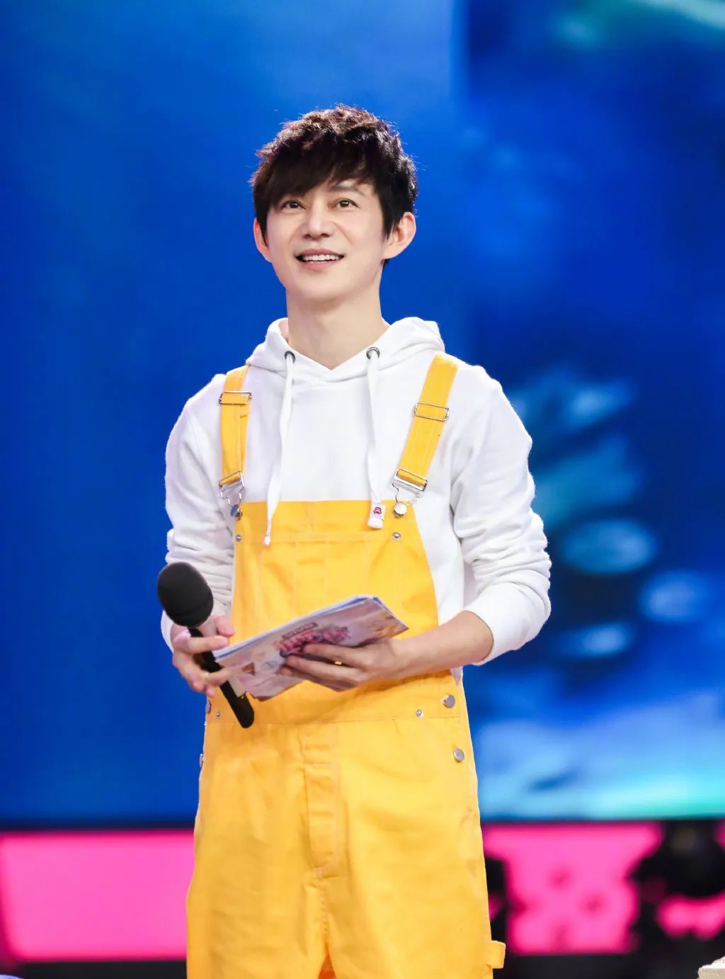 何炅自曝发际线高撕起刘海那一刻就清楚发型真的很重要