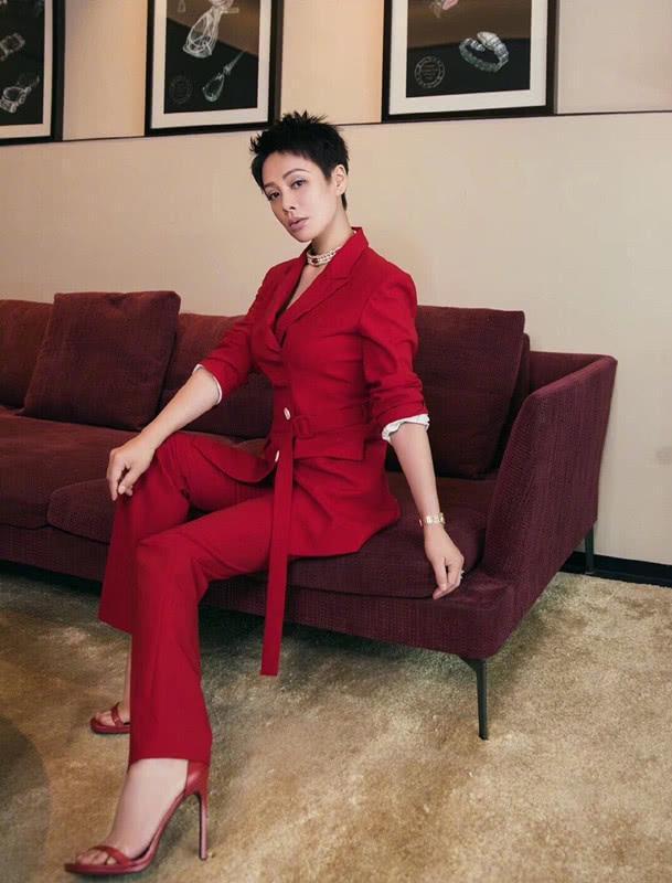 宁静越老越"作妖",穿套装裙还要加条肉色丝袜,土味时尚真难懂