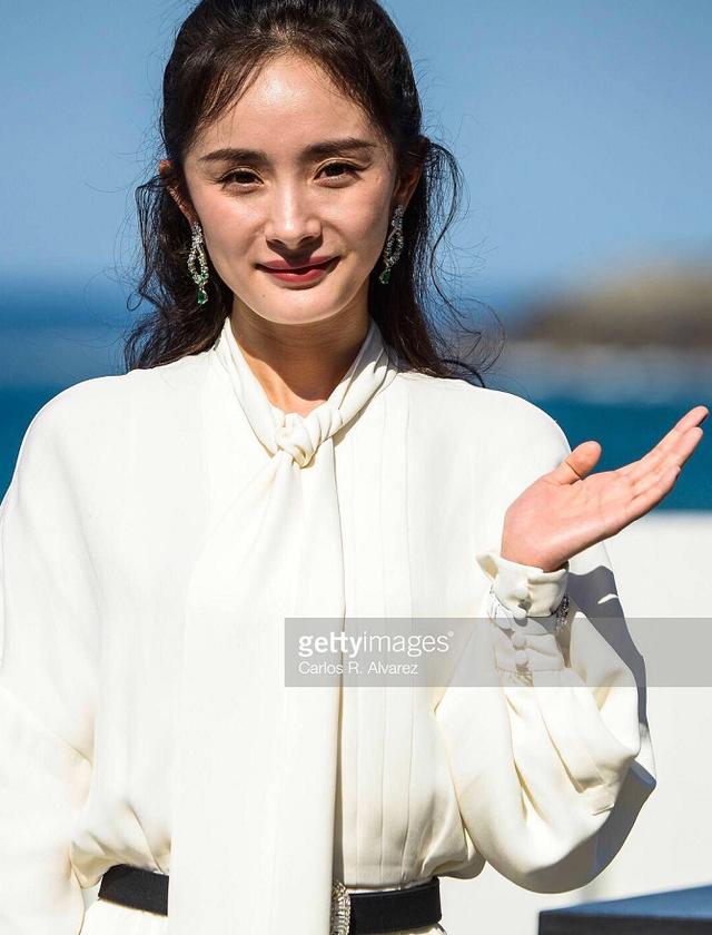 杨幂的颜值真的离不开精修图,看了她外网的生图,你认得出吗?