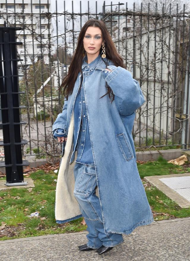 贝拉日常街拍私服,一身浅牛仔套装搭露脐上衣,眼影抢镜