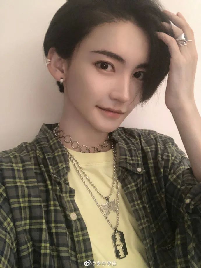 和韩安冉塑料姐妹情破碎后摇身一变女装大佬美到雌雄难辨