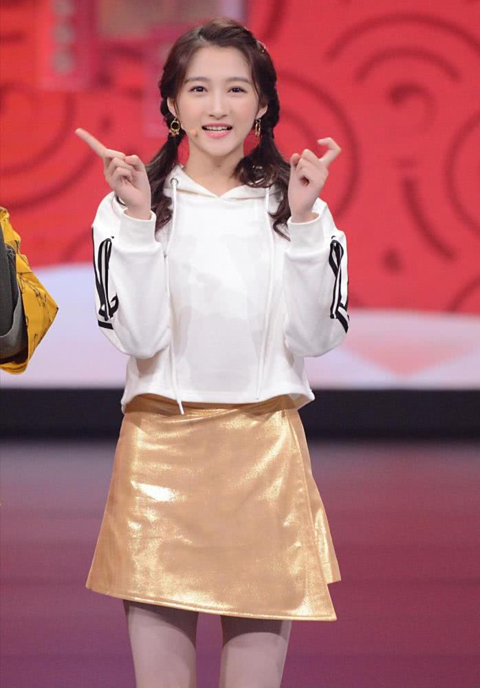 关晓彤穿露肩毛衣配工装裤好时尚,单手插兜气场好强