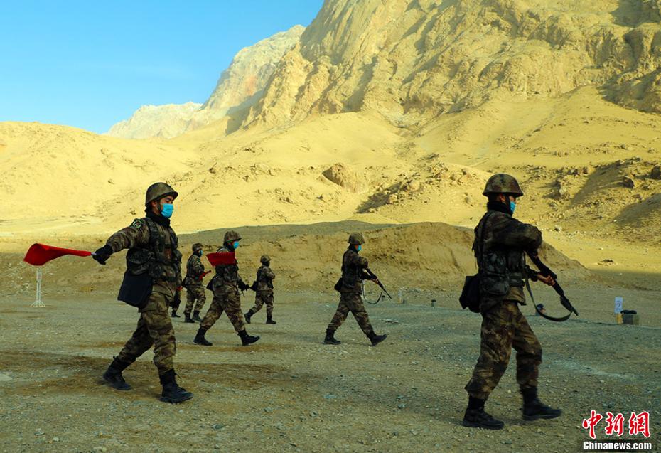 新疆边防官兵在天山深处训练考核新疆边防官兵在天山深处训练考核