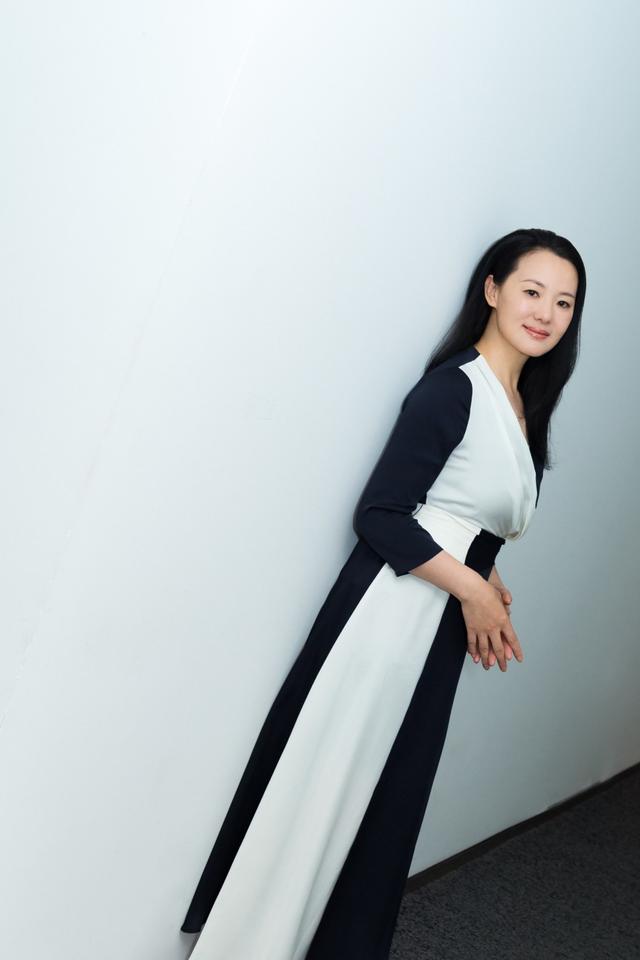 50岁咏梅条纹裤搭配黑大衣气场太强不愧是柏林影后