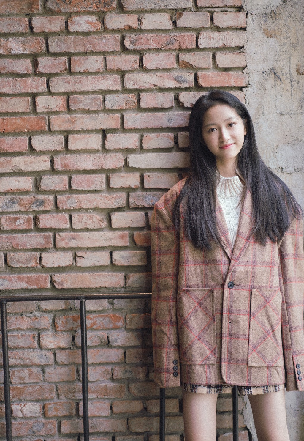 她主演《栀子花开2017》,今穿绿色短袖配牛仔裤,腿长1米2