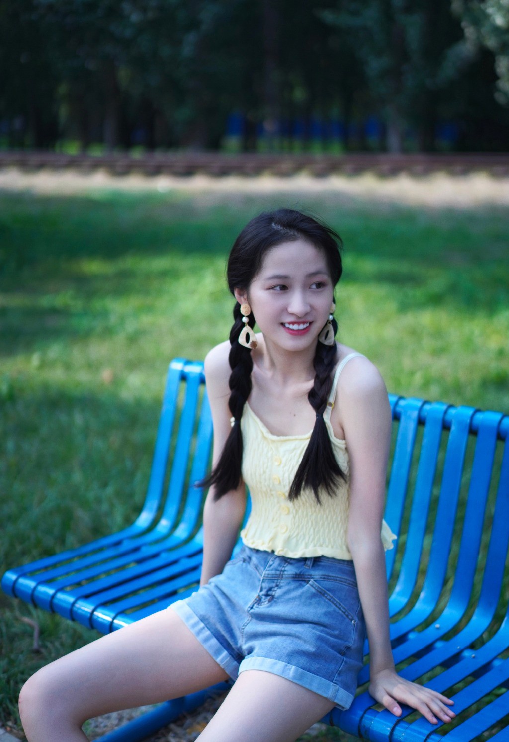 她主演《栀子花开2017》,今穿绿色短袖配牛仔裤,腿长1米2