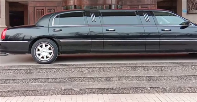 5米长的林肯挂8888黄牌,牌就值6位数,车主是焦作一集团董事长