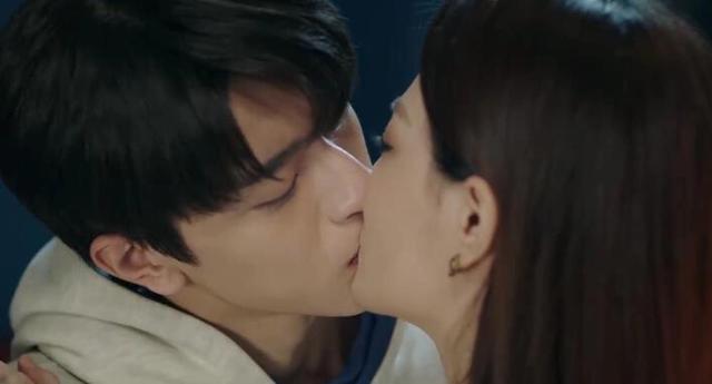 徐璐林一联袂出演下一站幸福如期而至吻戏画面太美